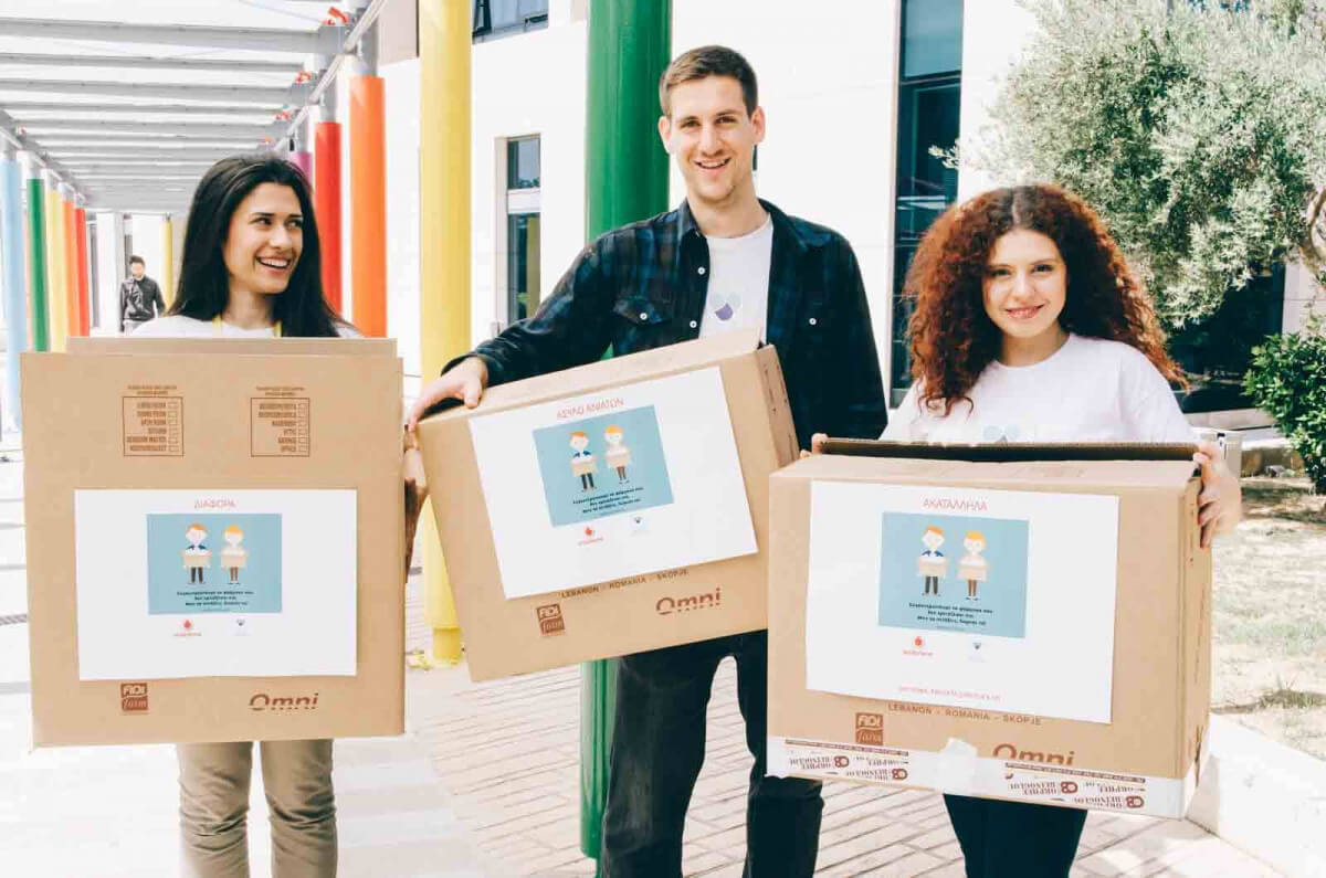 givemed 3 νεαρά άτομα κρατούν κουτιά με φάρμακα.