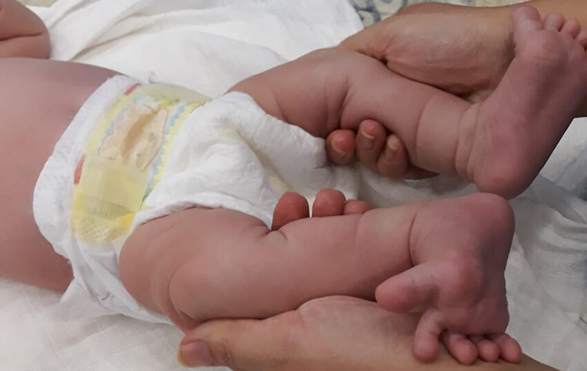 Ένα νεογέννητο μωρό με πάνα - Οργάνωση CHEERing  | YouBeHero