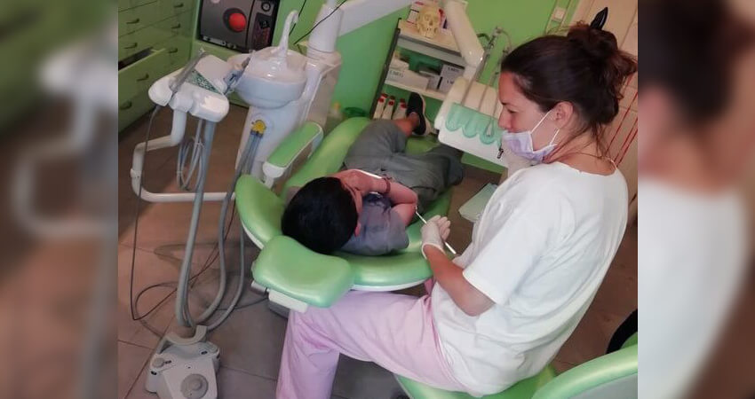 filoitoupediou.gr παιδί σε καρέκλα οδοντιατρείου και την γιατρό χαμογελάνε   | YouBeHero
