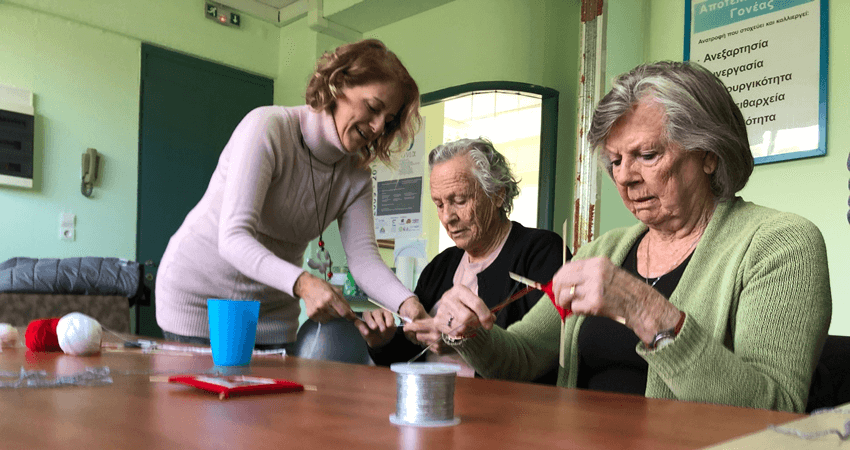 alzheimer-chalkida.org ηλικιωμένες γυναίκες απειλούμενες από την οργάνωση μαθαίνουν πλέξιμο | YouBeHero