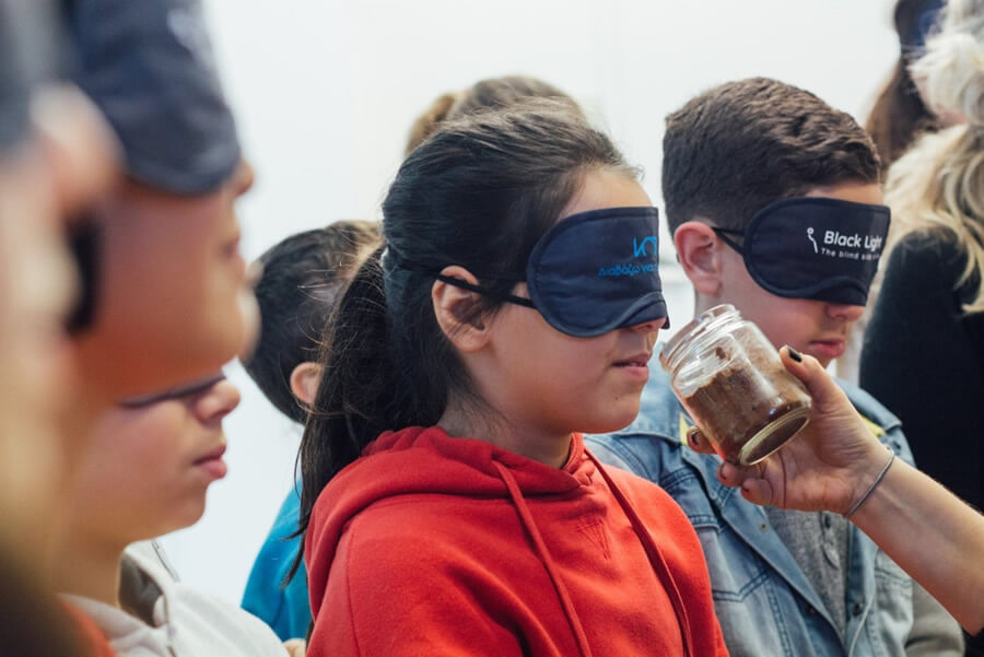 giatousallous.gr | βιωματικό σεμινάριο για παιδιά περί τυφλότητας με κλειστά μάτια μυρίζουν ένα βάζο   | YouBeHero