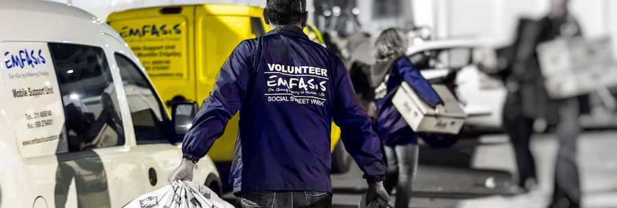 Εθελοντής της emfasisfoundation.org μεταφέρει σακούλες με ρούχα και τρόφιμα σε ευπαθείς ομάδες με τα ιδιόκτητα φορτηγάκια | YouBeHero 