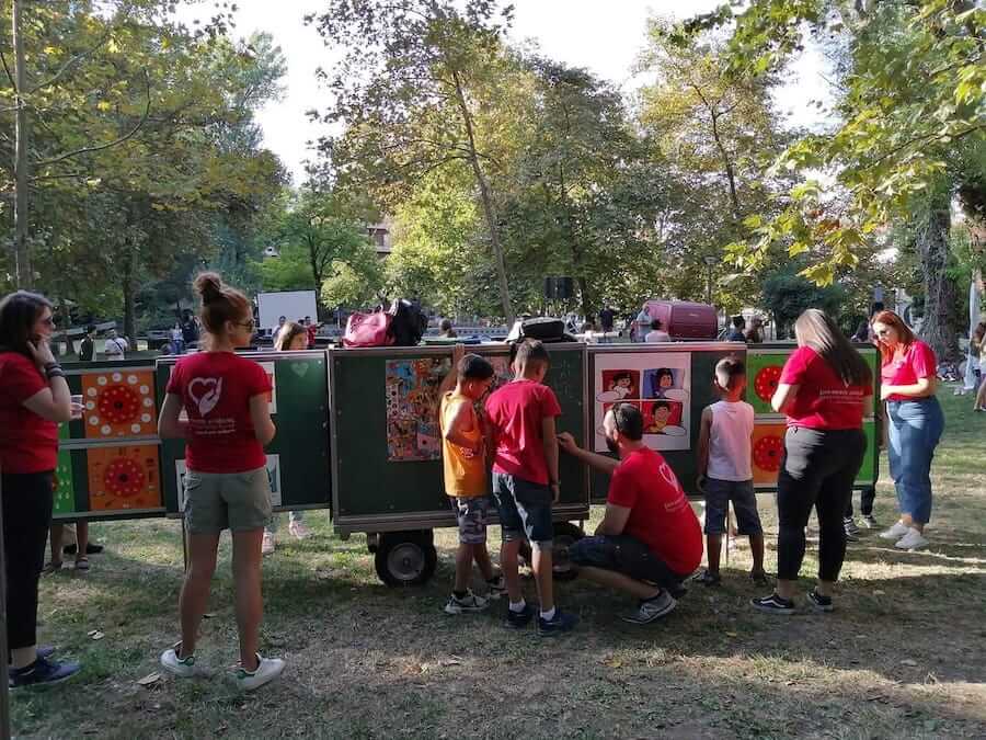 Ένωση Κυριών Δράμας - Σπίτι Ανοιχτής Φιλοξενίας_dlu.gr Στόχος της δράσης ήταν η γνωριμία με την κουλτούρα του πληθυσμού των προσφύγων που διαμένουν στην Ανοιχτή Δομή Φιλοξενίας, εξοχή δέντρα, παιδιά με κόκκινα φανελάκια| YouBeHero