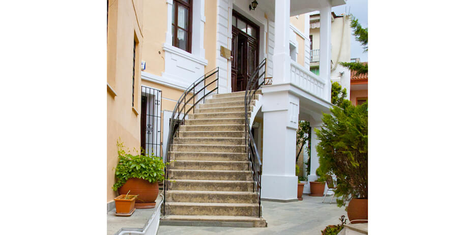 Ένωση Κυριών Δράμας - Σπίτι Ανοιχτής Φιλοξενίας σε νεοκλασικό κτήριο σκαλιά dlu.gr | YouBeHero