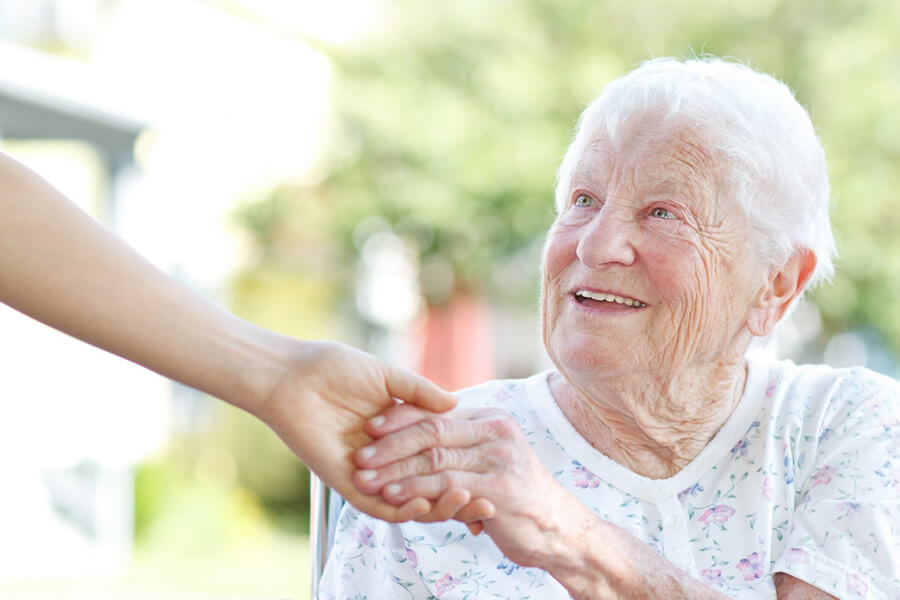 frodizo.gr ηλικιωμένη γυναίκα με alzheimer φροντίδα | YouBeHero