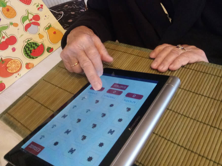 frodizo.gr ηλικιωμένη γυναίκα σε κατ'οίκον Συνηγορία για τη Σκλήρυνση κατά Πλάκας Φροντίζω την Μνήμη  | YouBeHero
