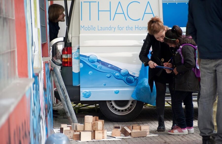 ithacalaoundry.gr κινητό πληντύριο για άστεγους σε φορτηγό | YouBeHero