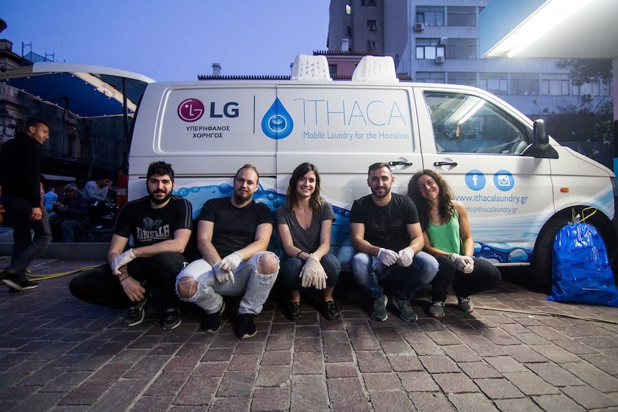 ithacalaoundry.gr κινητό πληντύριο για άστεγους σε φορτηγό η εθελοντική ομάδα ξεκουράζεται έξω από το φορτηγό  | YouBeHero