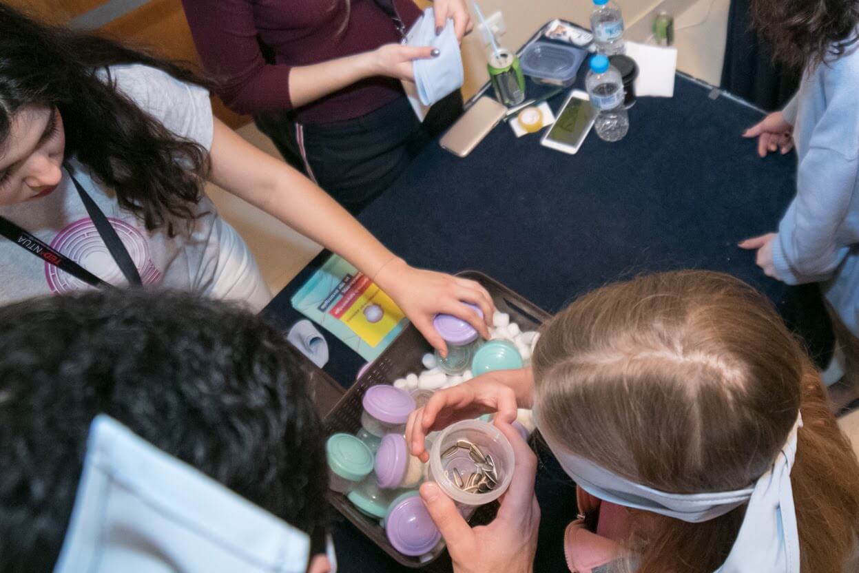 labyrinthofsenses νέα παιδιά τραπέζι πλαστικά κουτάκια workshop | YouBeHero