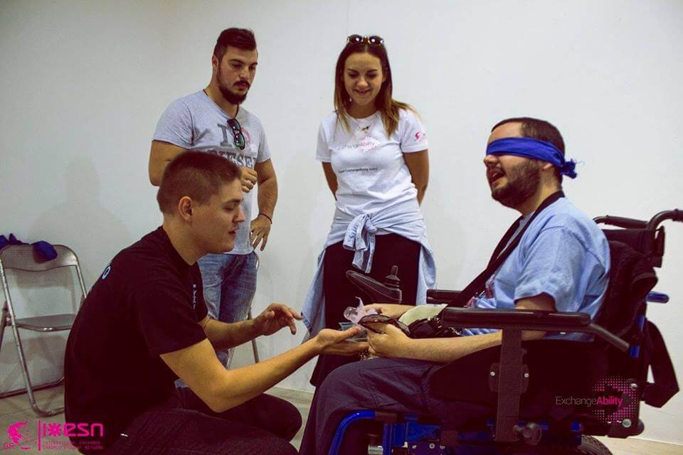 LabyrinthofSense νέα παιδιά disability workshop δεμένα μάτια ειδικό αμαξίδιο | YouBeHero