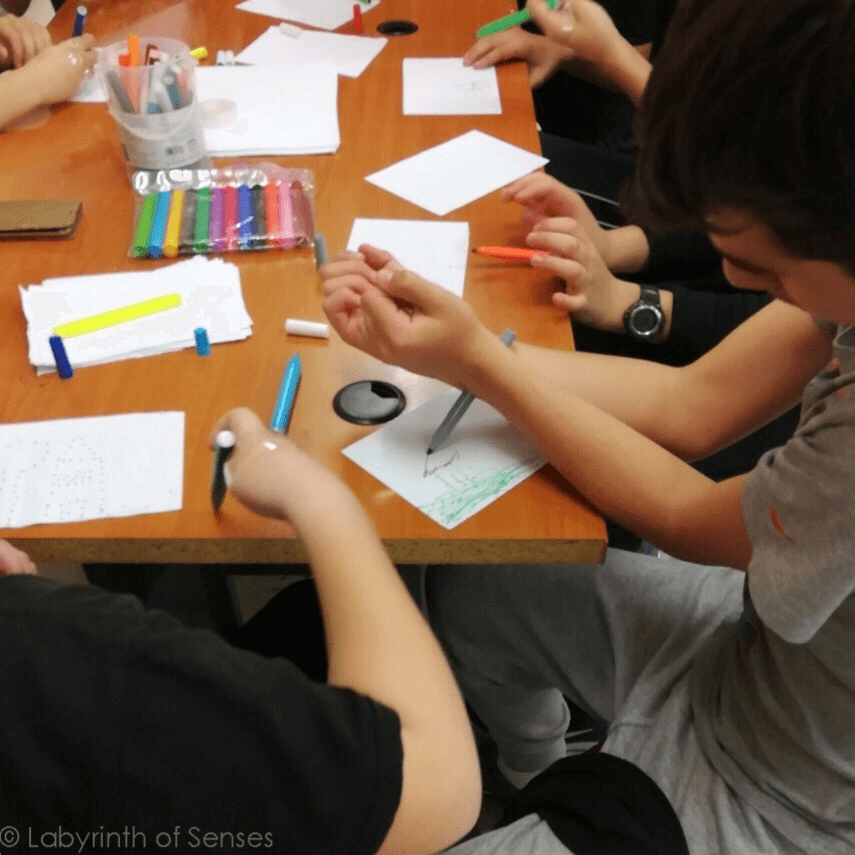 Labyrinth of Sense παιδιά ζωγραφίζουν με τους καρπούς τραπέζι χαρτιά μαρκαδόροι | YouBeHero
