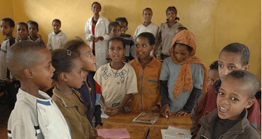 lalibela.gr παιδιά στην Αφρική στην τάξη κάνουνε μάθημα | YouBeHero