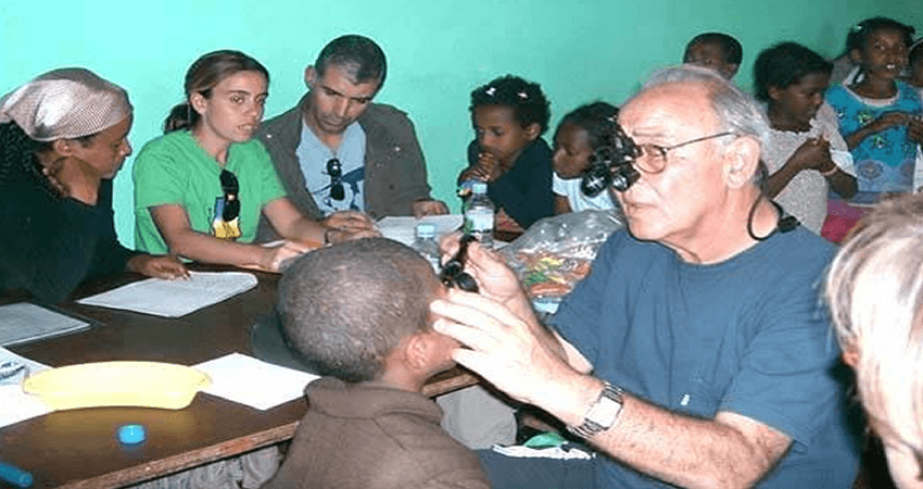 lalibela.gr οφθαλμίατρος εξετάζει παιδιά στην Αφρική | YouBeHero