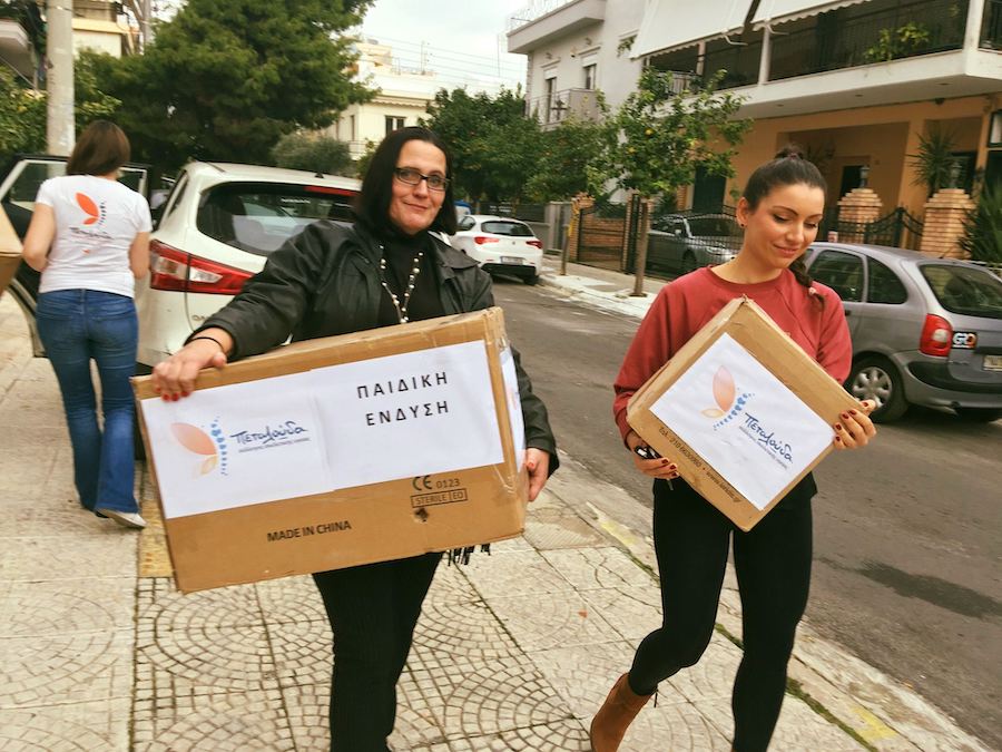 osteocare.gr Σύλλογος Πεταλούδα, εθελόντριες του συλλόγου κουβαλάνε είδη για βοήθεια όπως παιδική ένδυση και φαρμακευτικά είδη  | YouBeHero