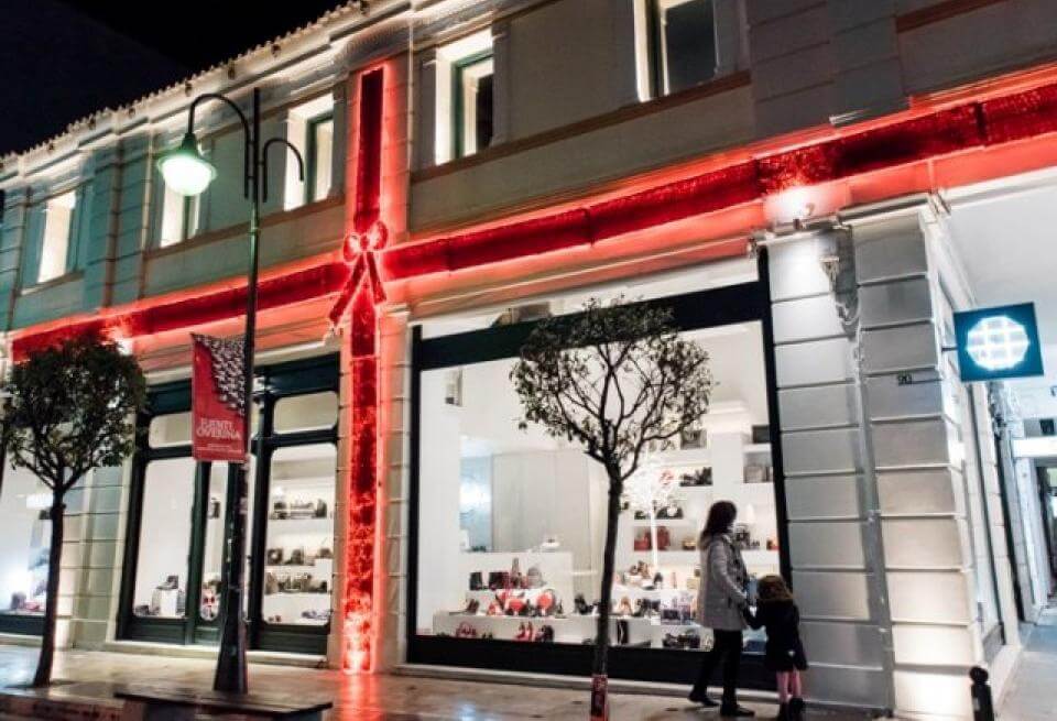 Το κατάστημα του Brandbags στην Πάτρα, στολισμένο Χριστουγεννιάτικα. | YouBeHero
