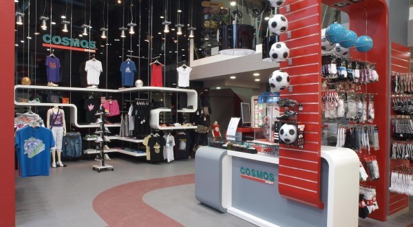 Στο εσωτερικό ενός απο τα Καταστήματα του cosmossport βλέπουμε πλούσια συλλογή απο Ποδοσφαιρικές Μπάλες, Κάλτσες, tshirt, Παπούτσια και άλλα Αθλητικά είδη. | YouBeHero