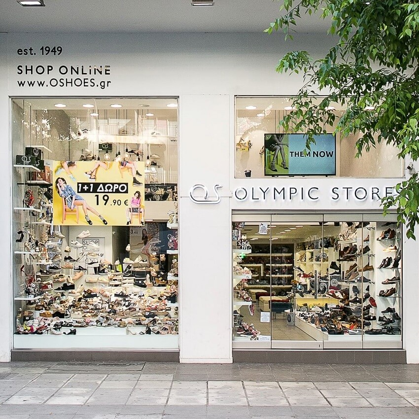 Στην βιτρίνα του καταστήματος Olympic stores παρουσιάζεται τεράστια συλλογή παπουτσιών για όλα τα γούστα. | YouBeHero