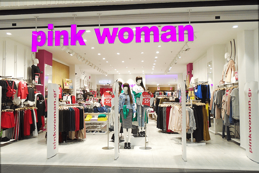 Στο κατάστημα Pink Woman βλέπουμε πολύχρωμα σχέδια σε φούτερ, σορτσάκια και φούστες | YouBeHero