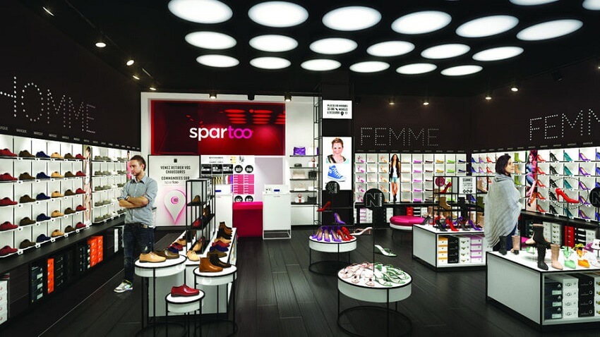 Στο κατάστημα του Spartoo προβάλεται μεγάλη ποικιλία παπουτσιών σε διάφορα χρώματα και σχέδια | YouBeHero