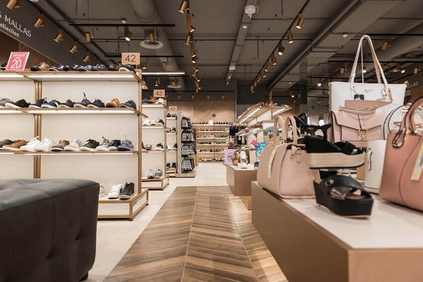 Στο κατάστημα του Tsakiris Mallas shoes προβάλεται μεγάλη ποικιλία απο παπούτσια και τσάντες | YouBeHero