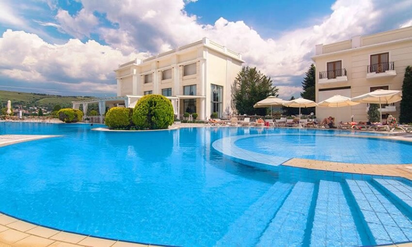 Στο xenodoxeio.gr θα βρεις ξενοδοχεία σε έκπτωση με πολύ μεγάλες πισίνες για όλη την οικογένεια και ημιδιατροφή | YouBeHero